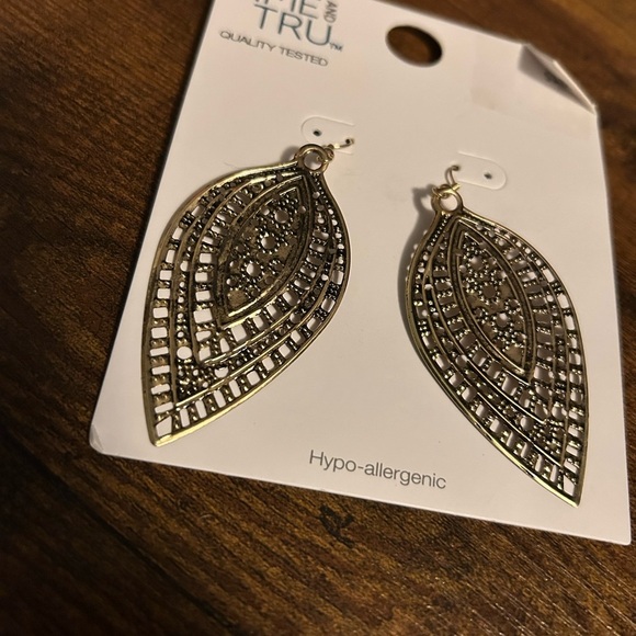 Gold‎ Filigree Leaf Earrings - Picture 1 of 9